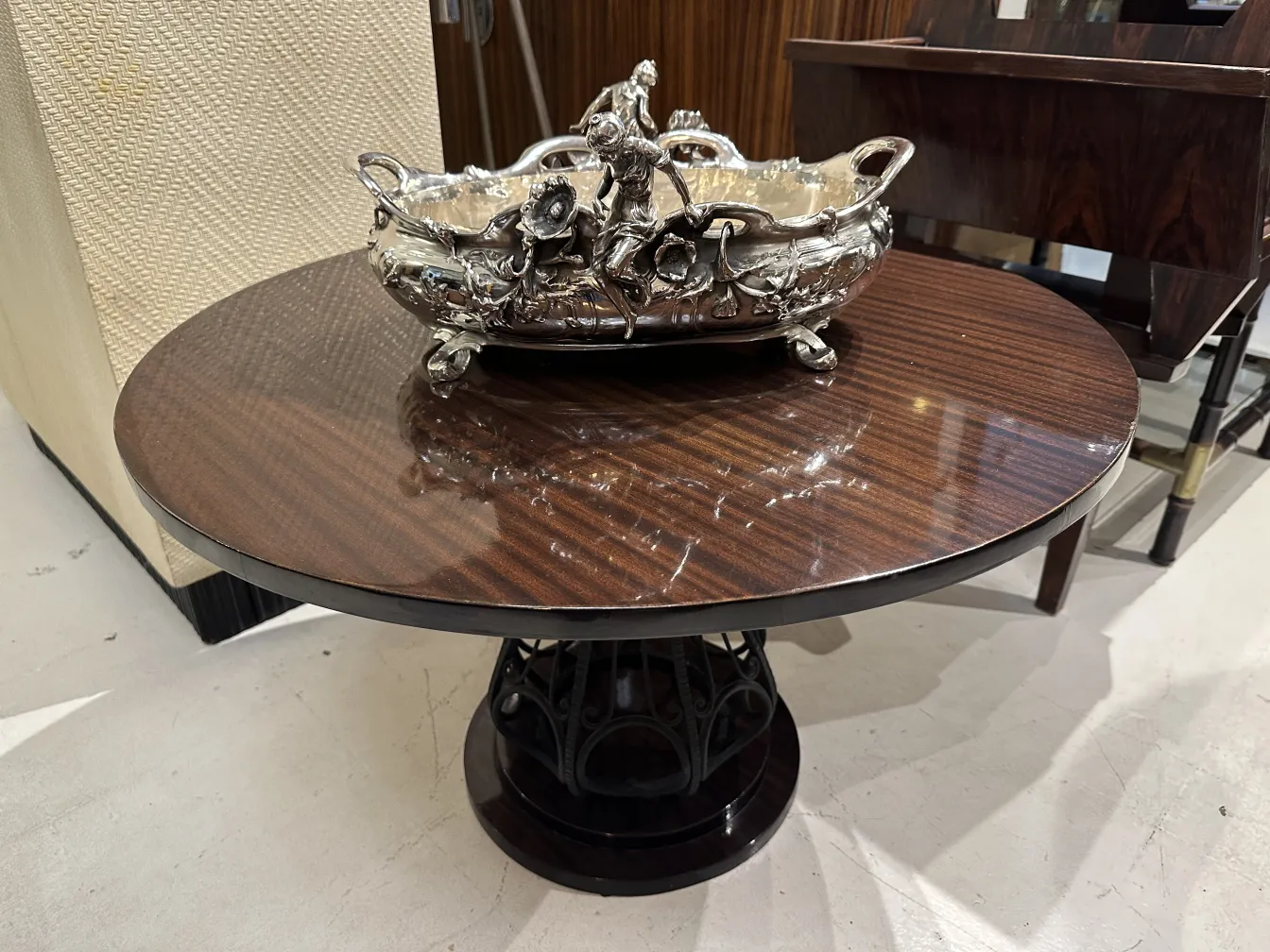 centro de mesa antigo em uma mesa de madeira com detalhes elegantes.