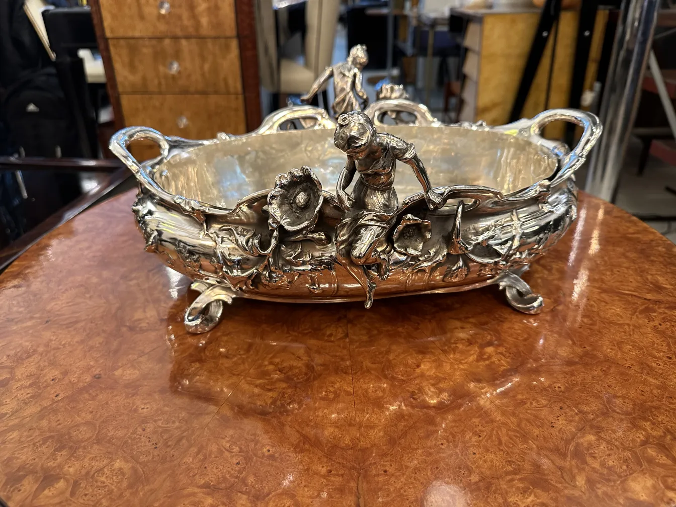 centrotavola antico decorato con figure e fiori, elegante