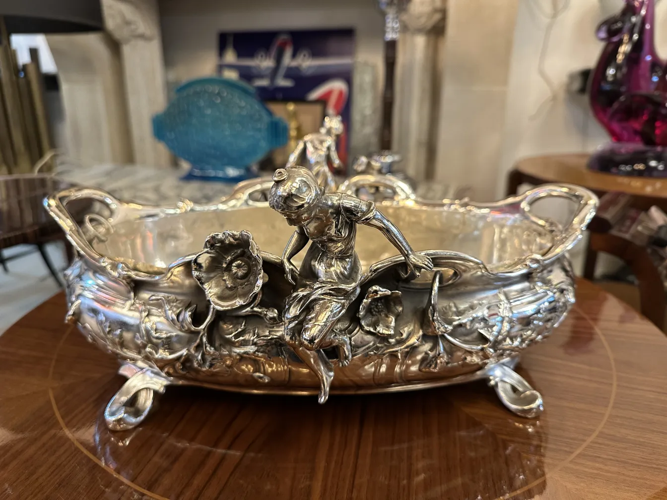 centro de mesa antigo decorativo com flores em relevo e base elegante, ideal para mesas