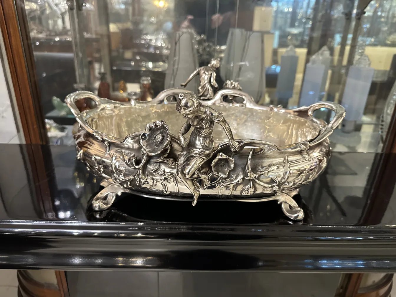 centre de table ancien avec détails ornementaux et figurines