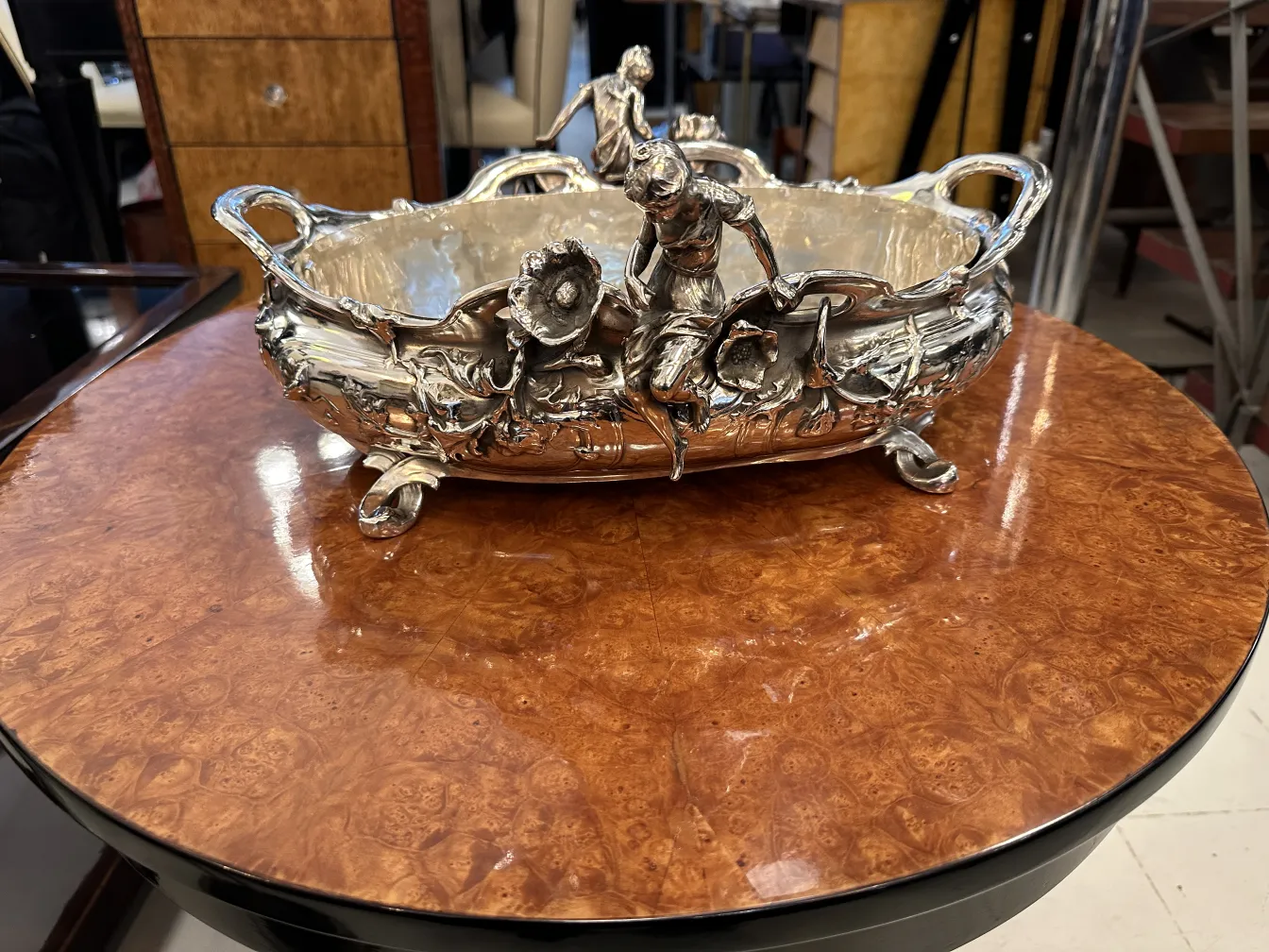 centre de table ancien avec détails floraux et figure en bronze