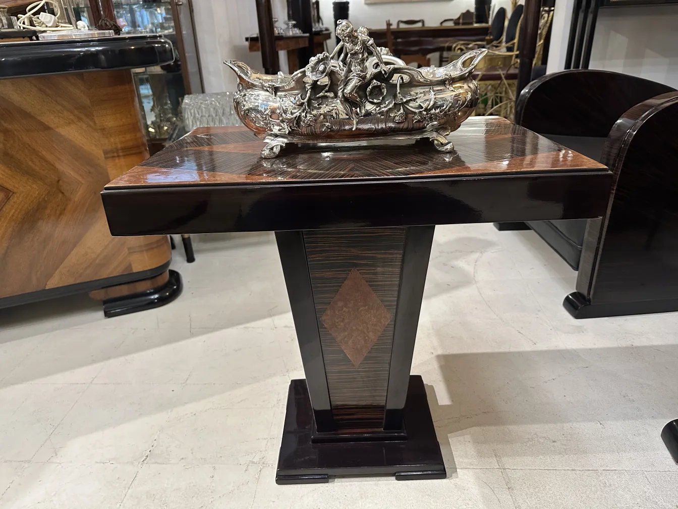 antiker blumentopf auf einem eleganten Tisch in klassischer Umgebung