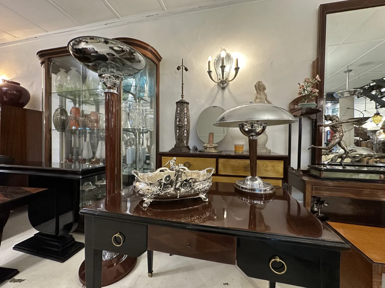 jardinera antigua con detalles elegantes en una mesa