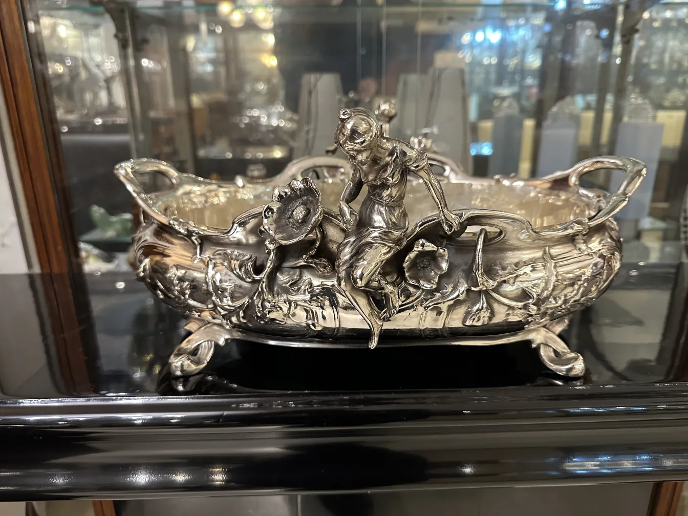 centre de table ancien avec détails ornementaux