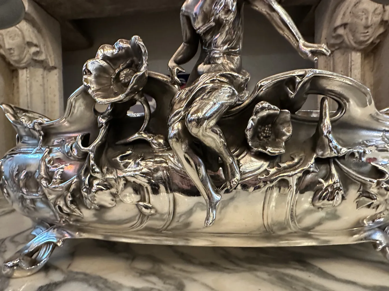 antica jardinière decorativa con fiori e figura