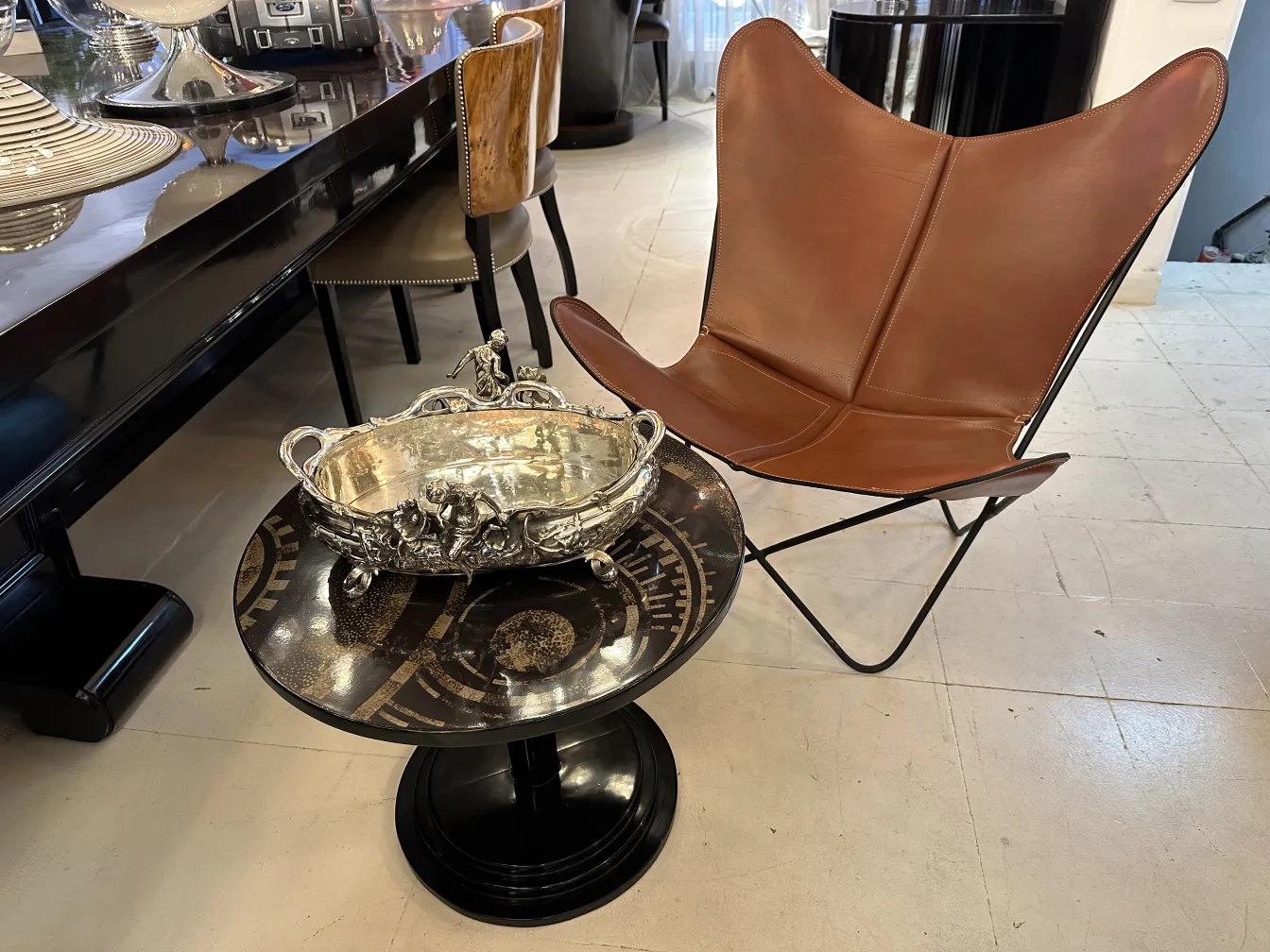 centre de table ancien décoratif avec détails élaborés