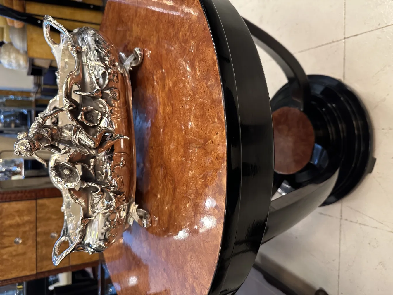 प्राचीन सजावटी टेबल की सजावट जिसमें धातु की आकृति है