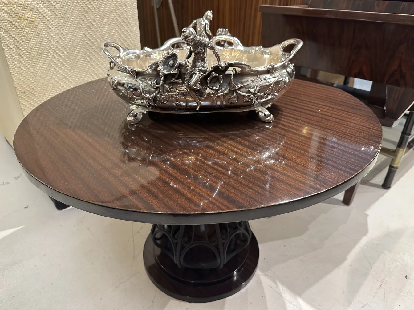 centre de table ancien décoratif avec des fleurs sur une table sombre