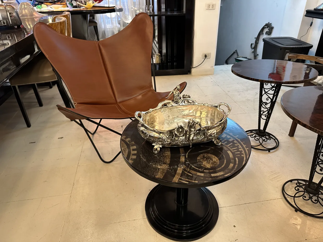 centro de mesa antigo com decorações florais em uma mesa