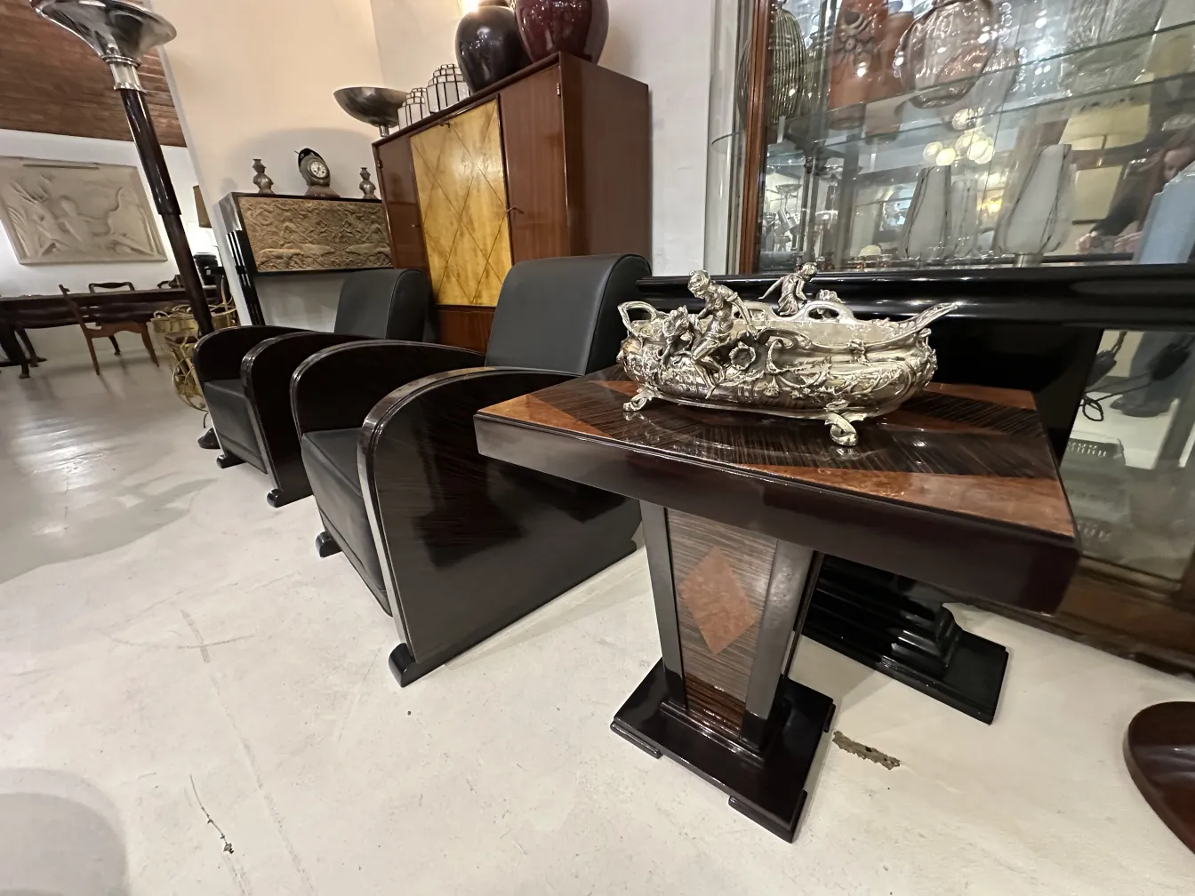 antikarnaya tsentralnaya ukrashenie s ornamentami i elegantskoy obrobotkoy