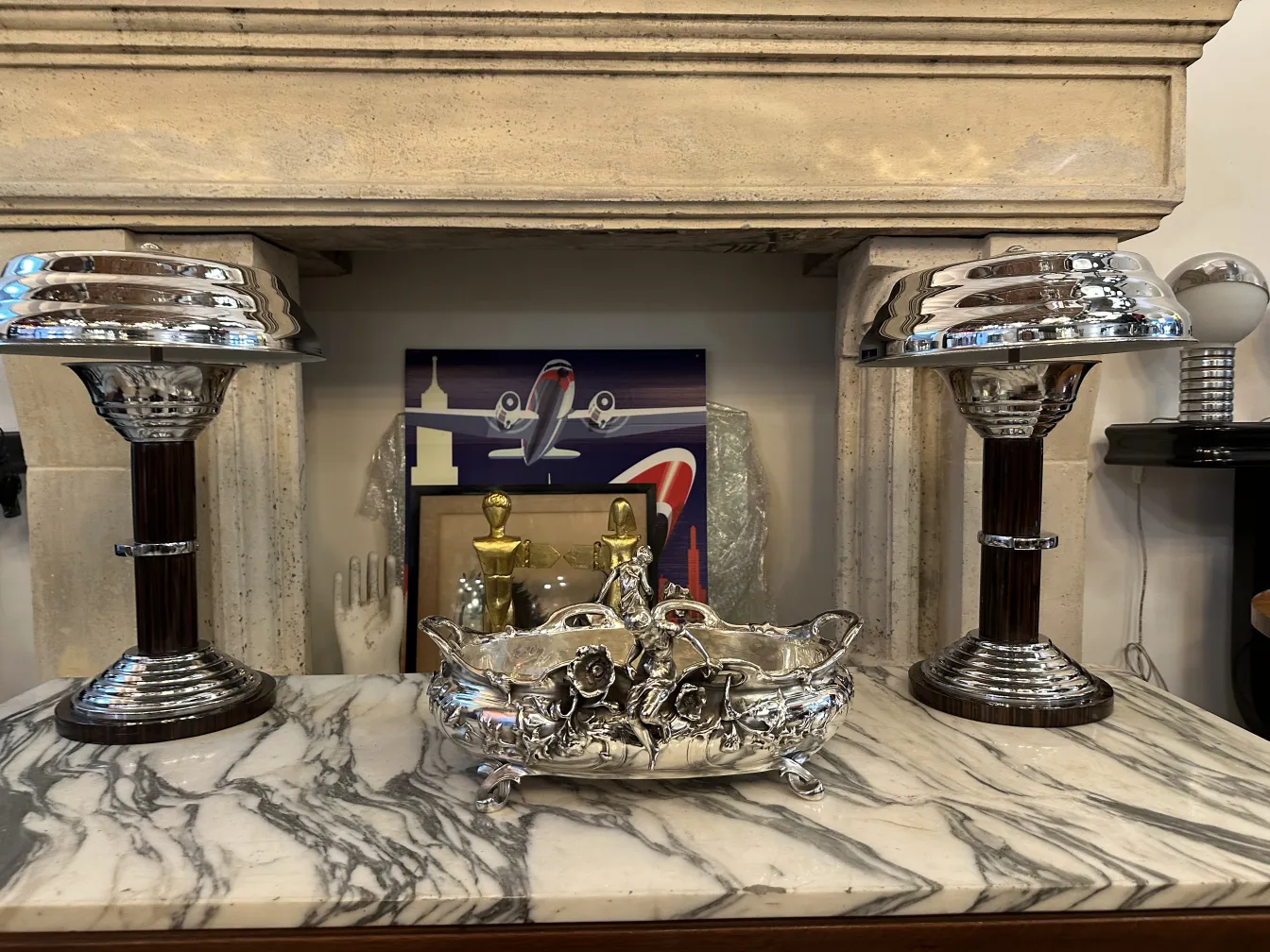 vintage centerpiece with decorative details, lamps and classic setting