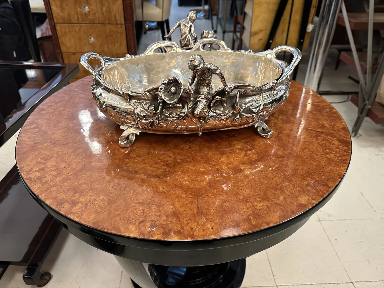 centre de table ancien avec détails floraux dans un cadre élégant