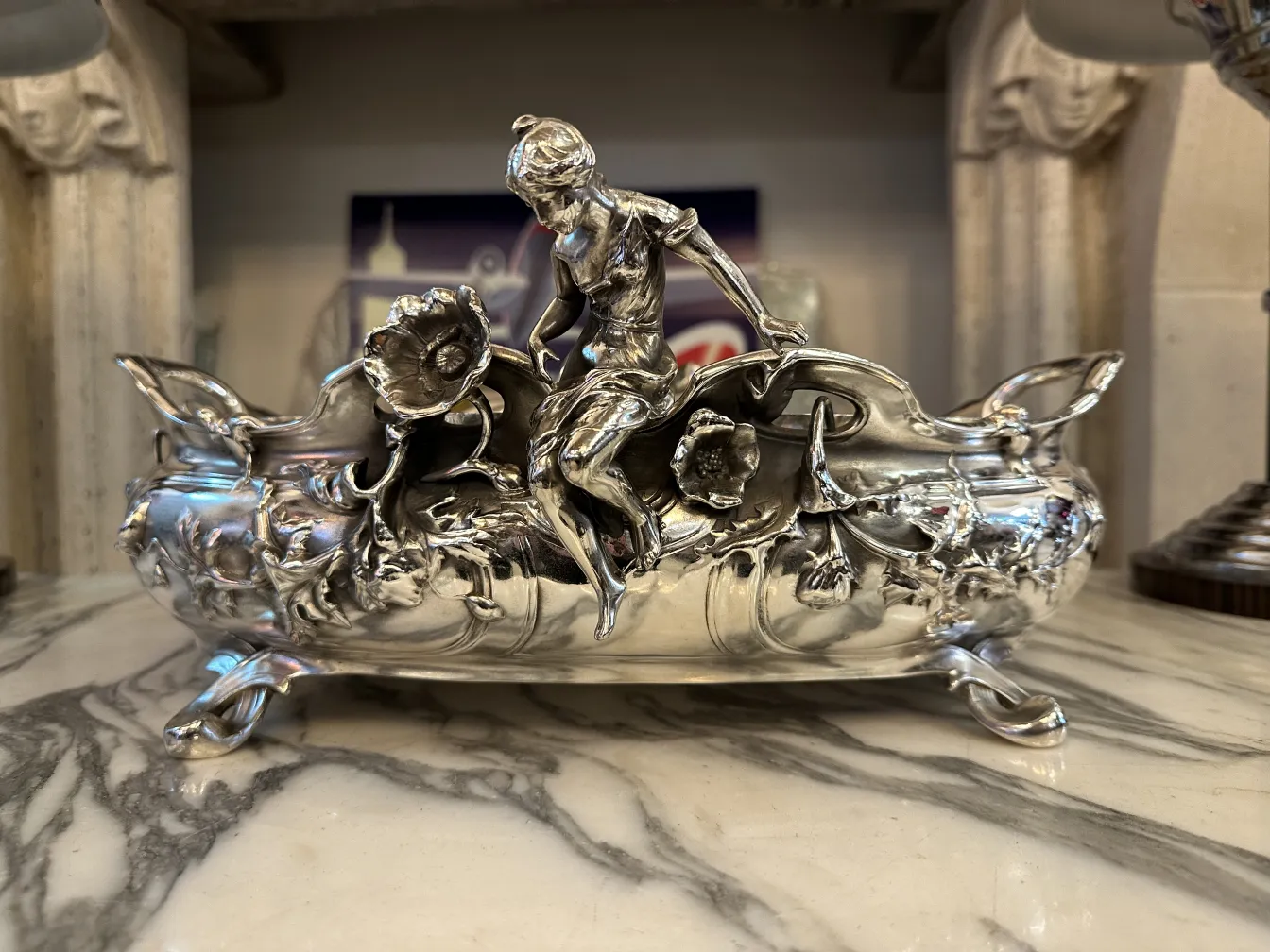 античный центр стола с декоративной фигурой и цветами