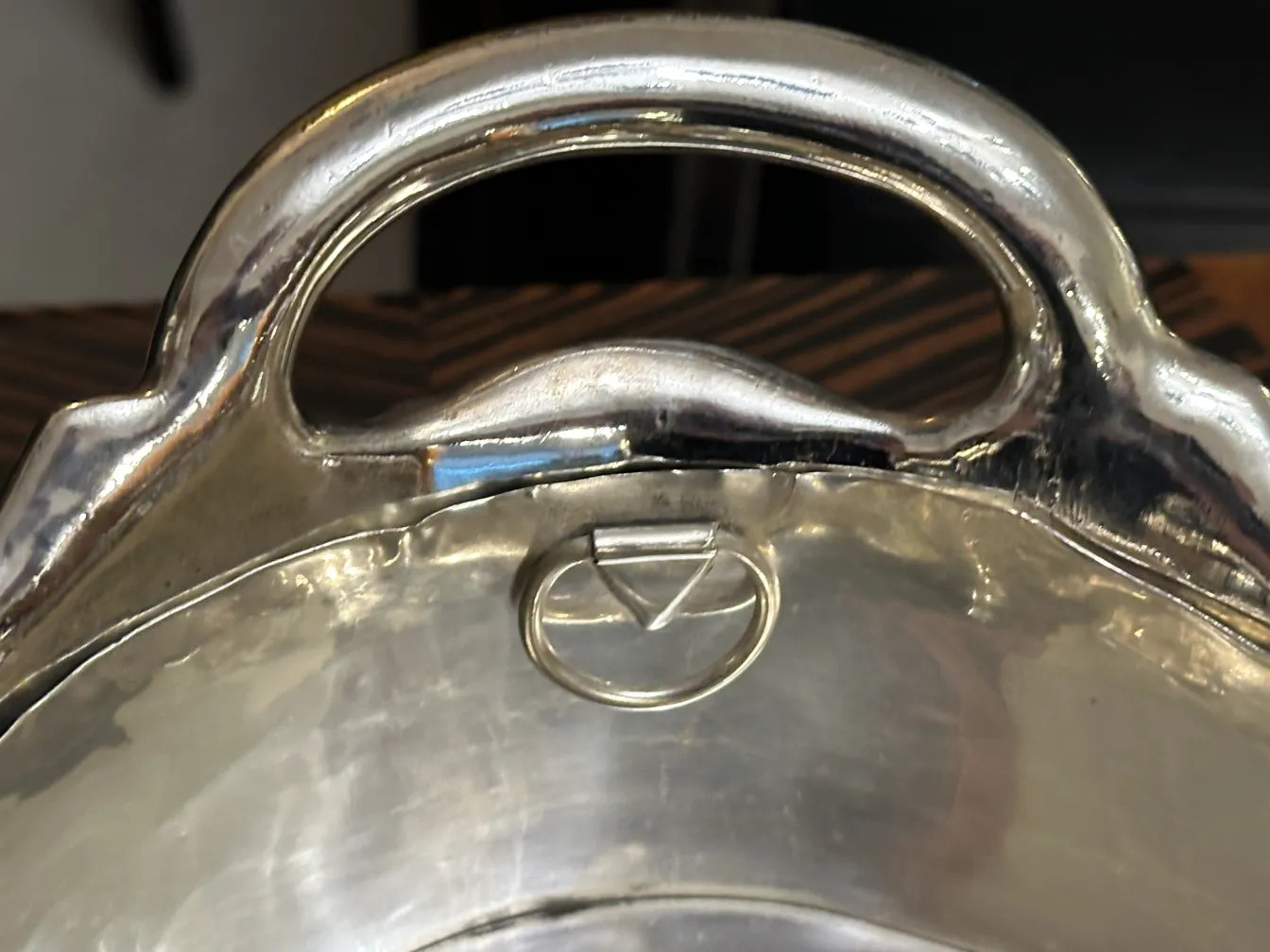 centrotavola antico con design lucido e manico curvo