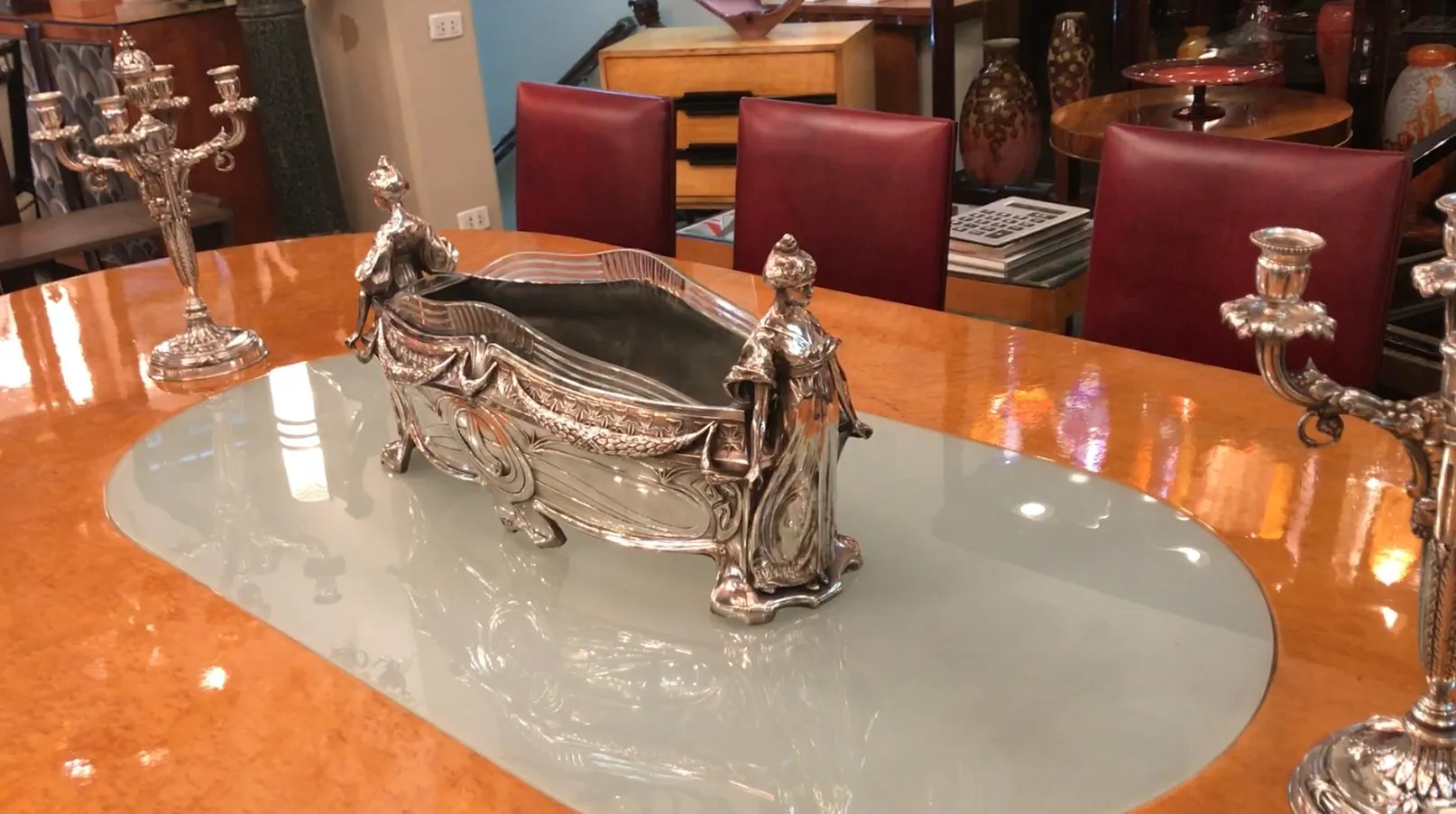 centrotavola antico WMF con figure decorative sul tavolo