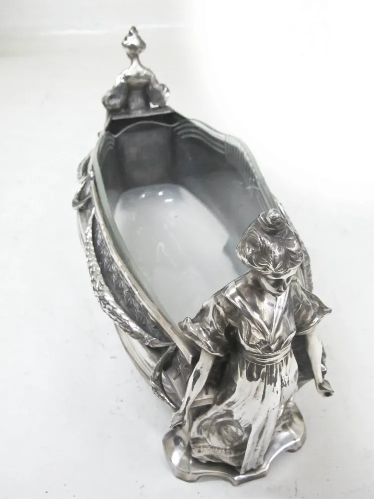 古典wmfl中心装饰品，带有女性装饰图案