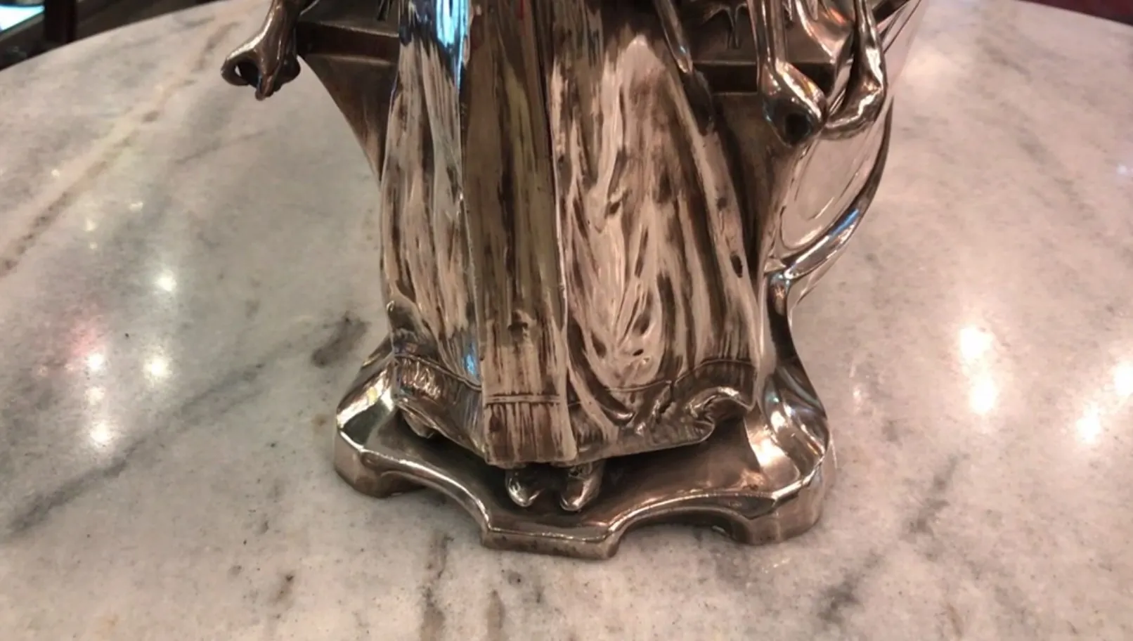 centrotavola antiquato WMF in un ambiente elegante