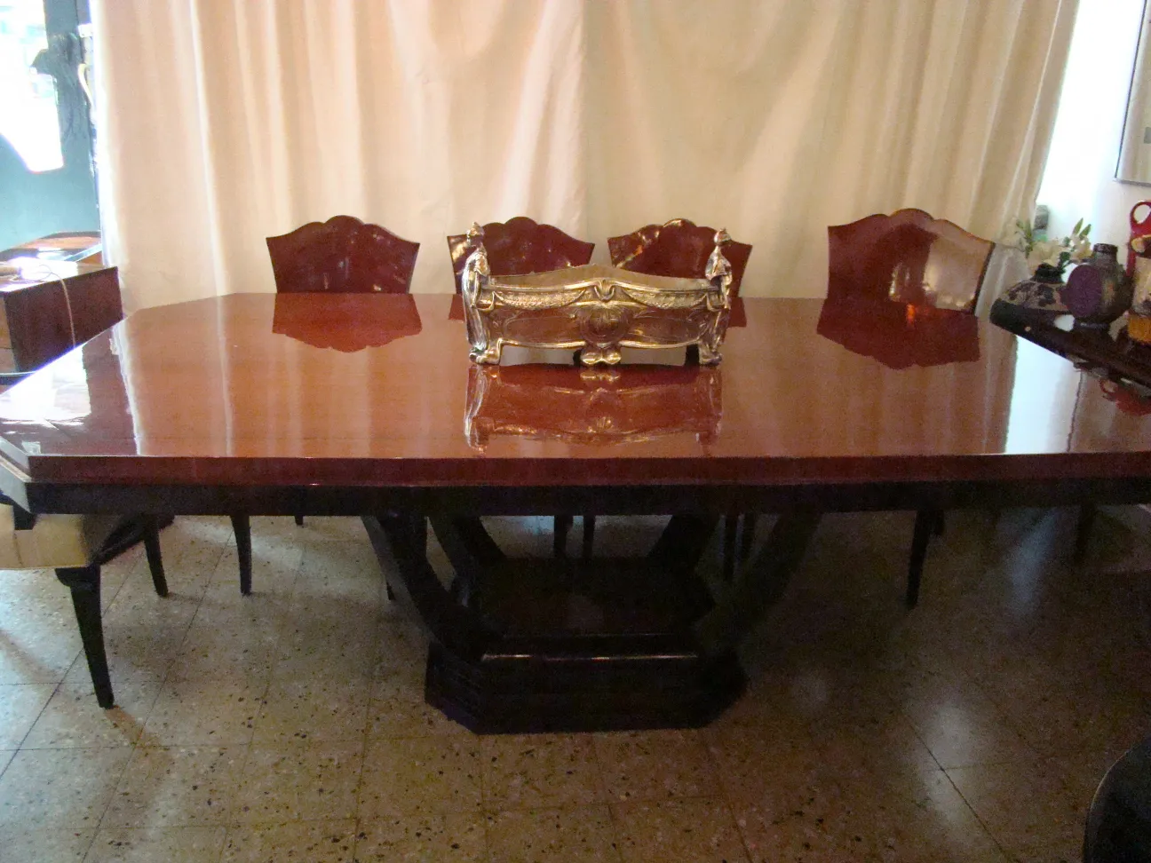 قطع مركزية قديمة WMF على الطاولة مع الكراسي