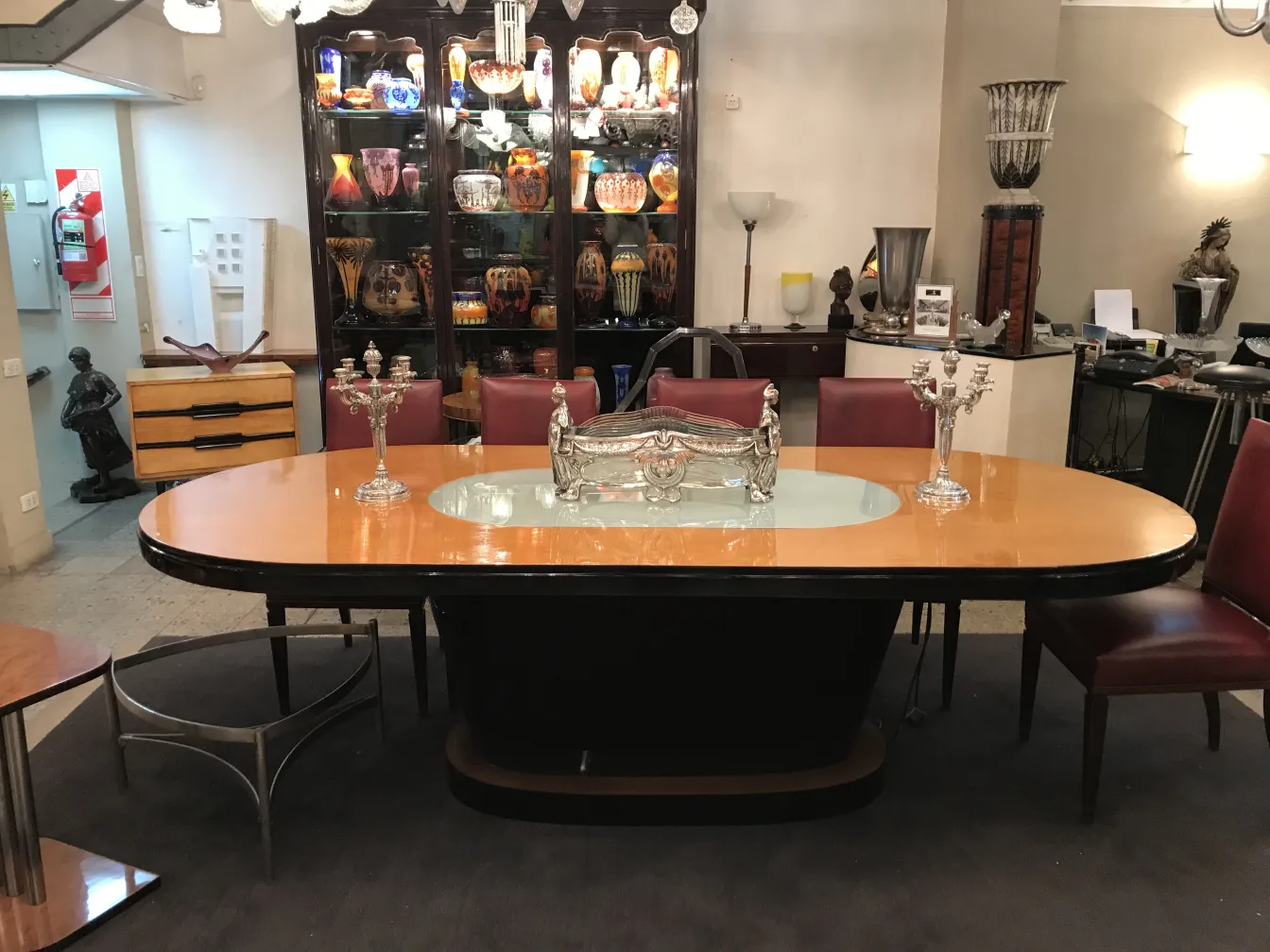 centrotavola WMF sul tavolo con candelabri e sedie