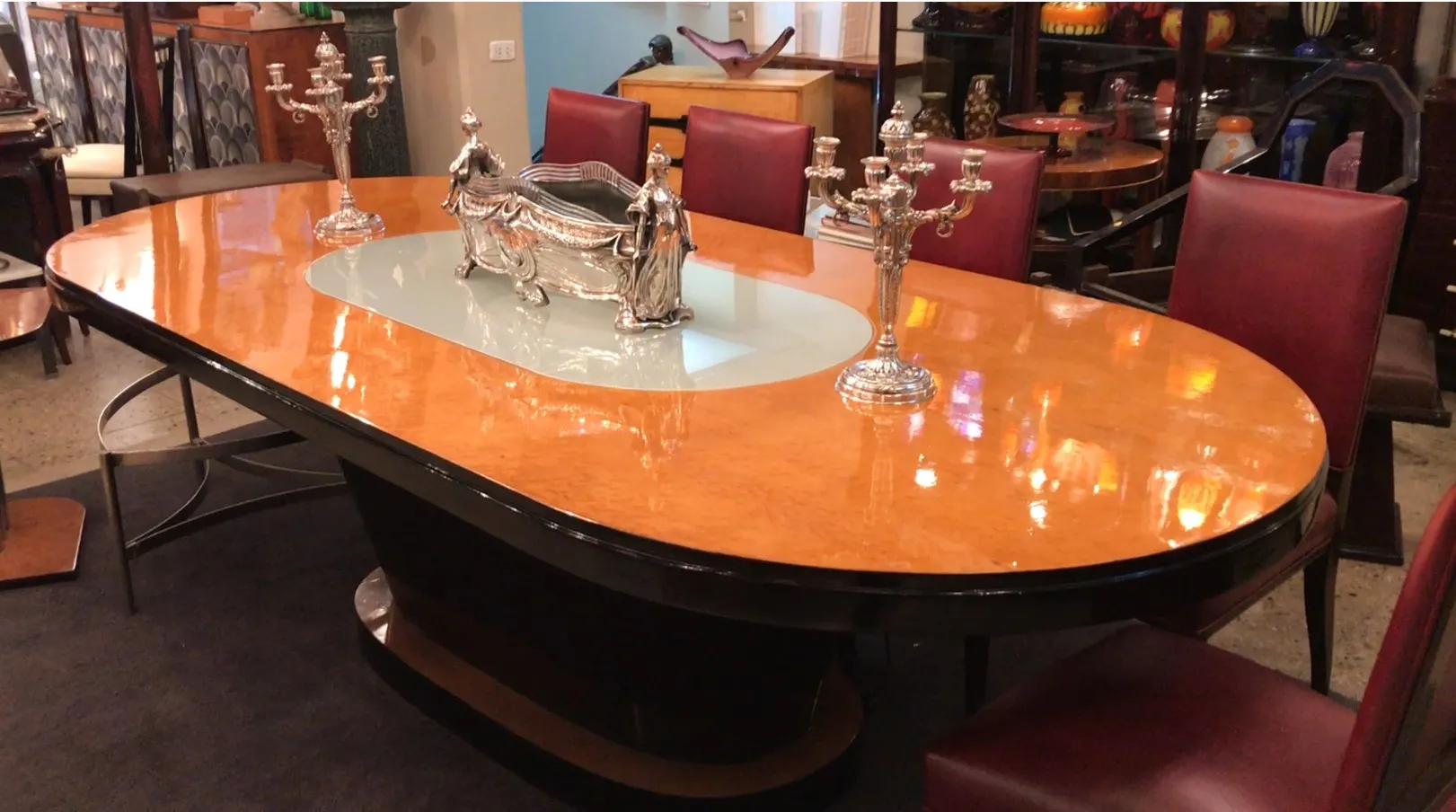 jardinera wmff antigua decorando una mesa con candelabros