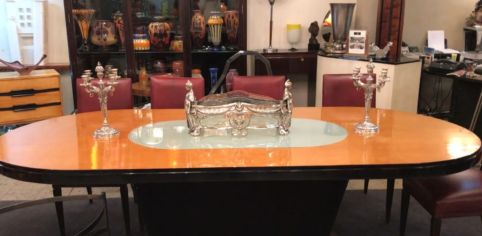 centre de table ancien WMF sur une belle table avec des bougeoirs