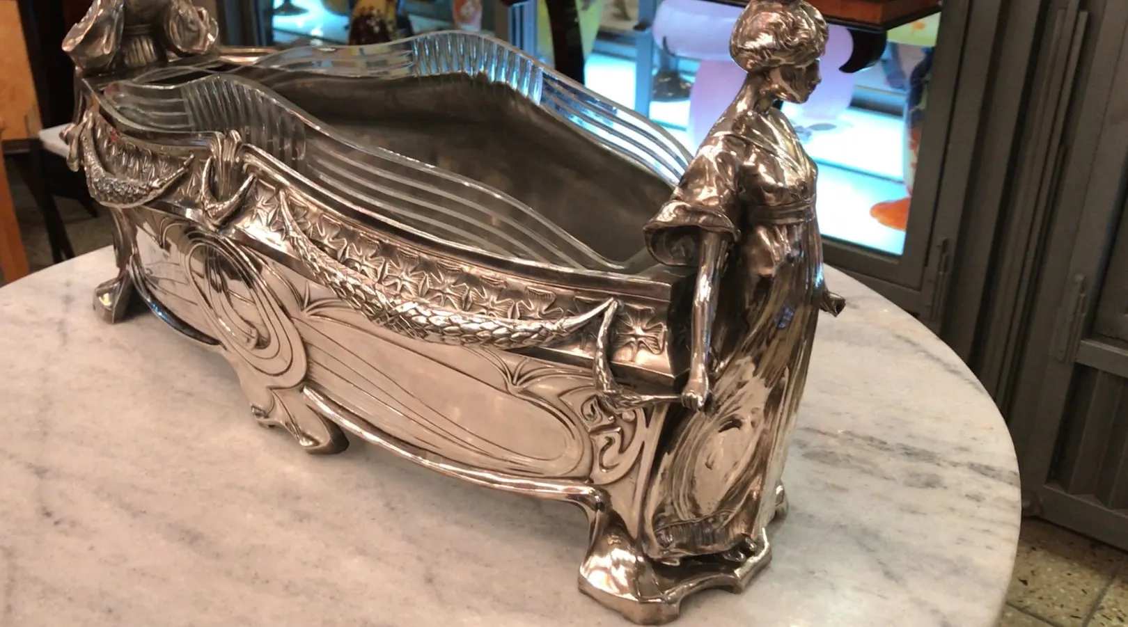 jardinera antigua WMF con figura decorativa en los laterales, ideal para centros de mesa.