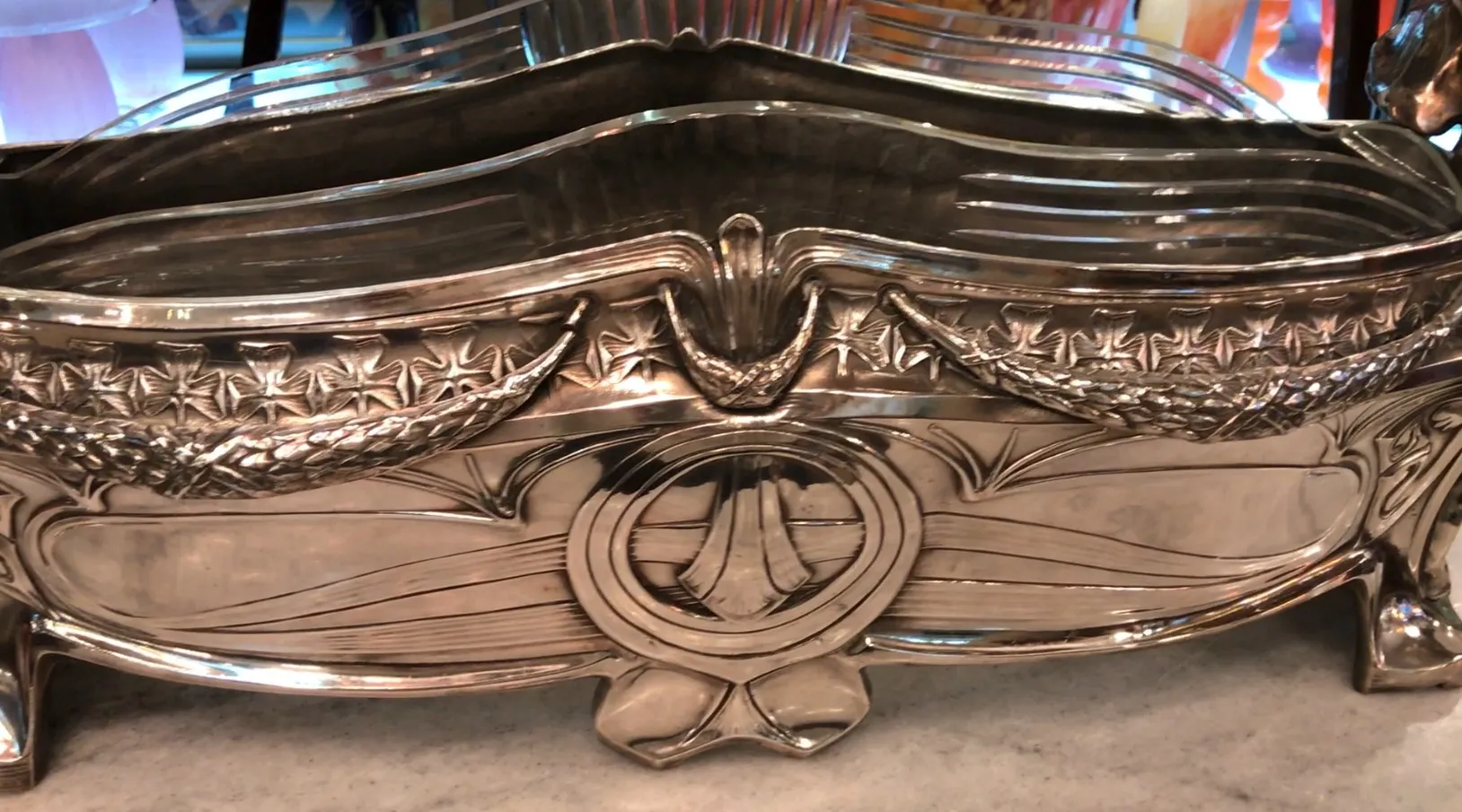 centrotavola antico wmffor con decorazione intricata su tavolo