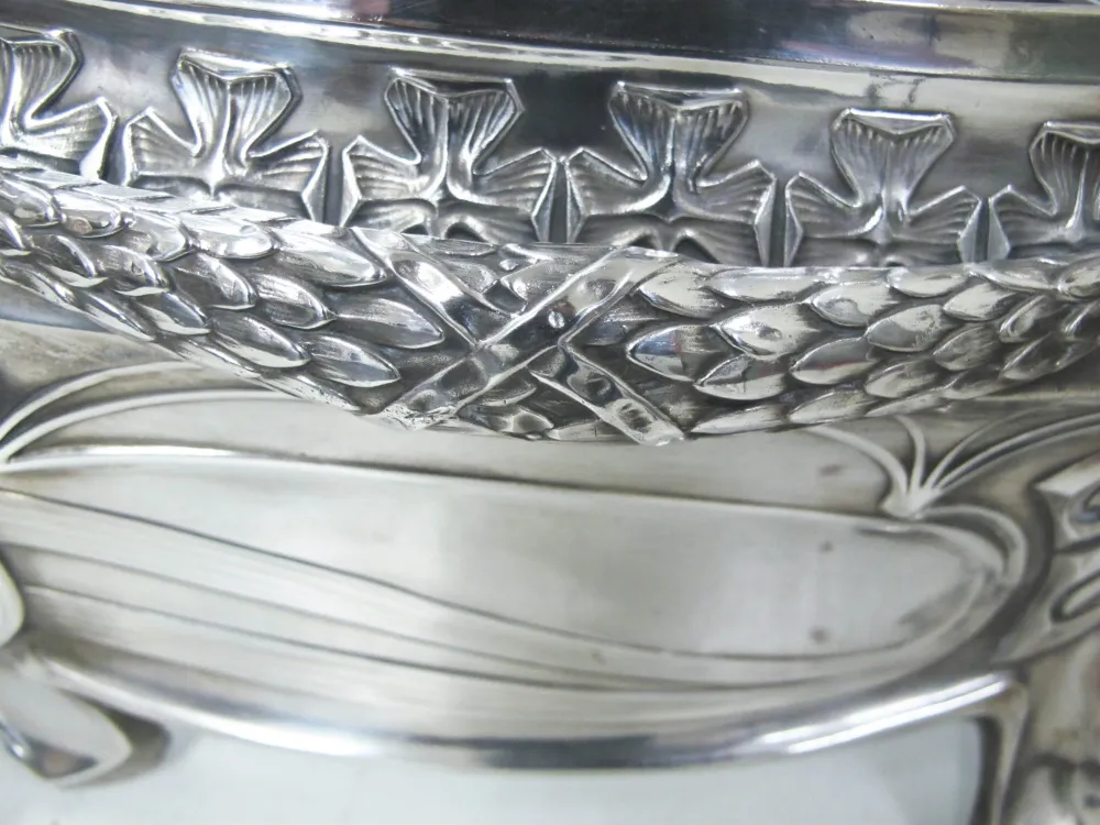 centre de table ancien WMF avec motifs floraux complexes