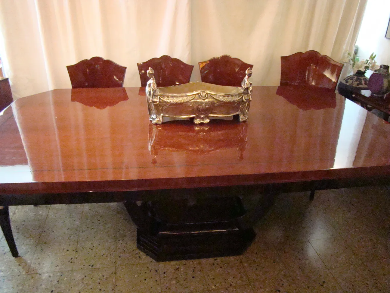 centro de mesa wmf antigo sobre uma mesa elegante de madeira