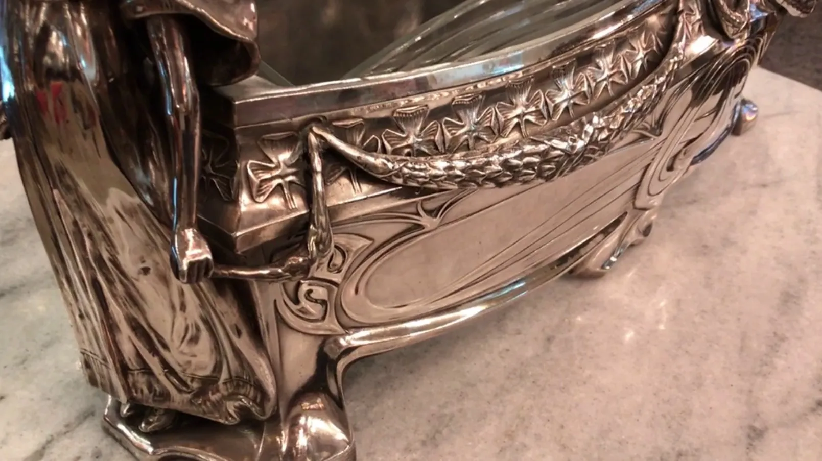 antico centrotavola wmff decorativo, con dettagli raffinati, ambiente elegante