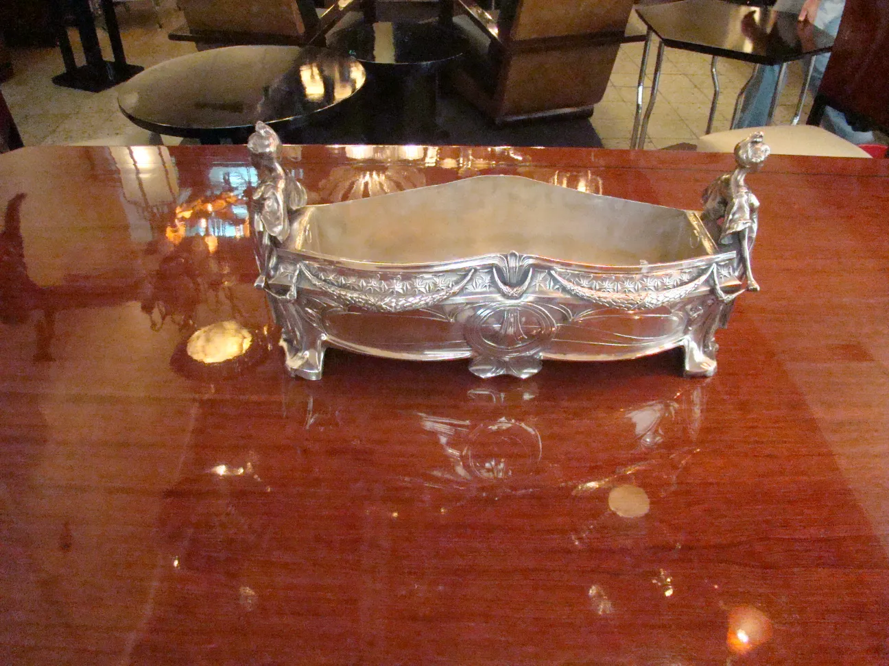 античное центральное украшение WMF с фигурами и изогнутыми линиями