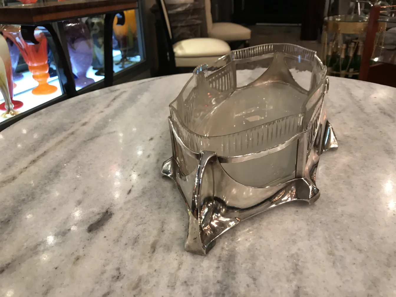 centrotavola antico WMF con design unico su un tavolo in marmo.