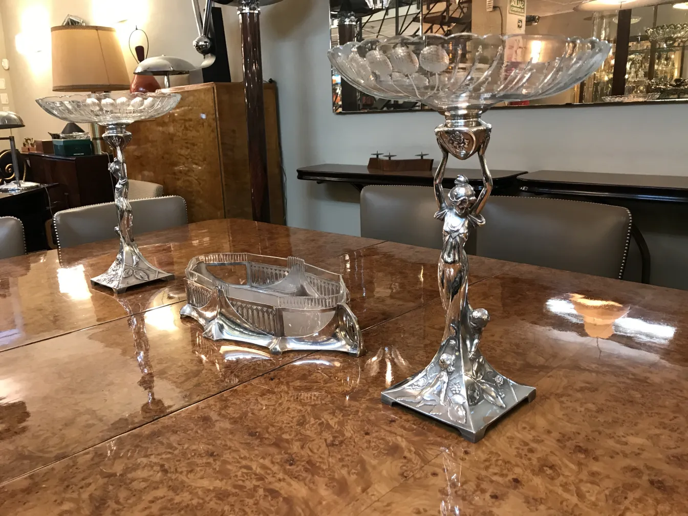 centre de table wmF ancien avec base décorative sur la table