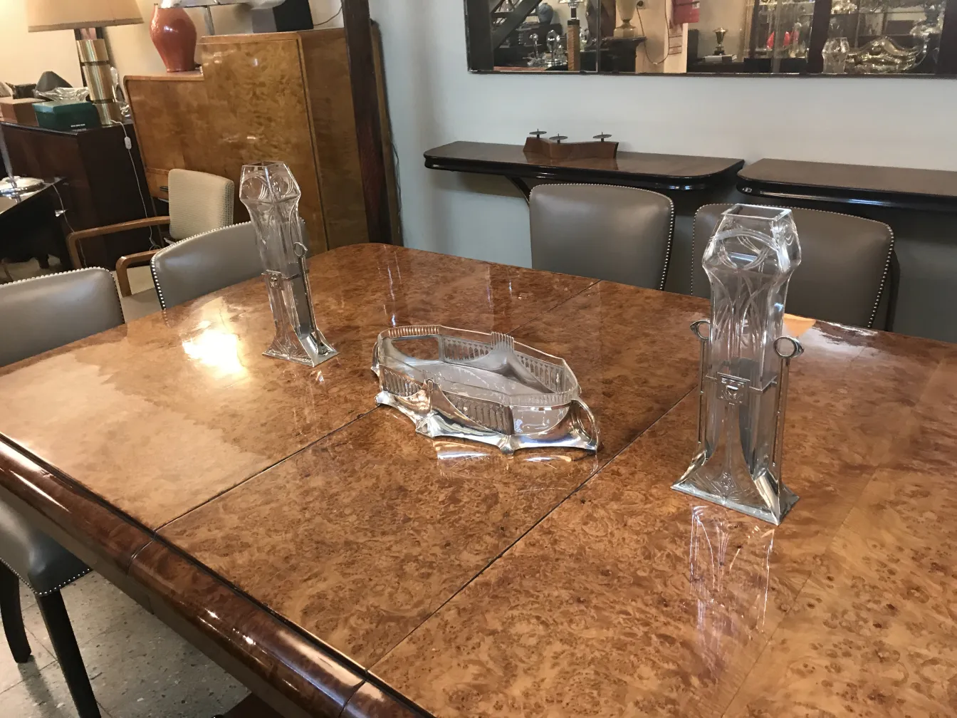 Античная jardinera WMF на деревянном столе, декоративная и элегантная.