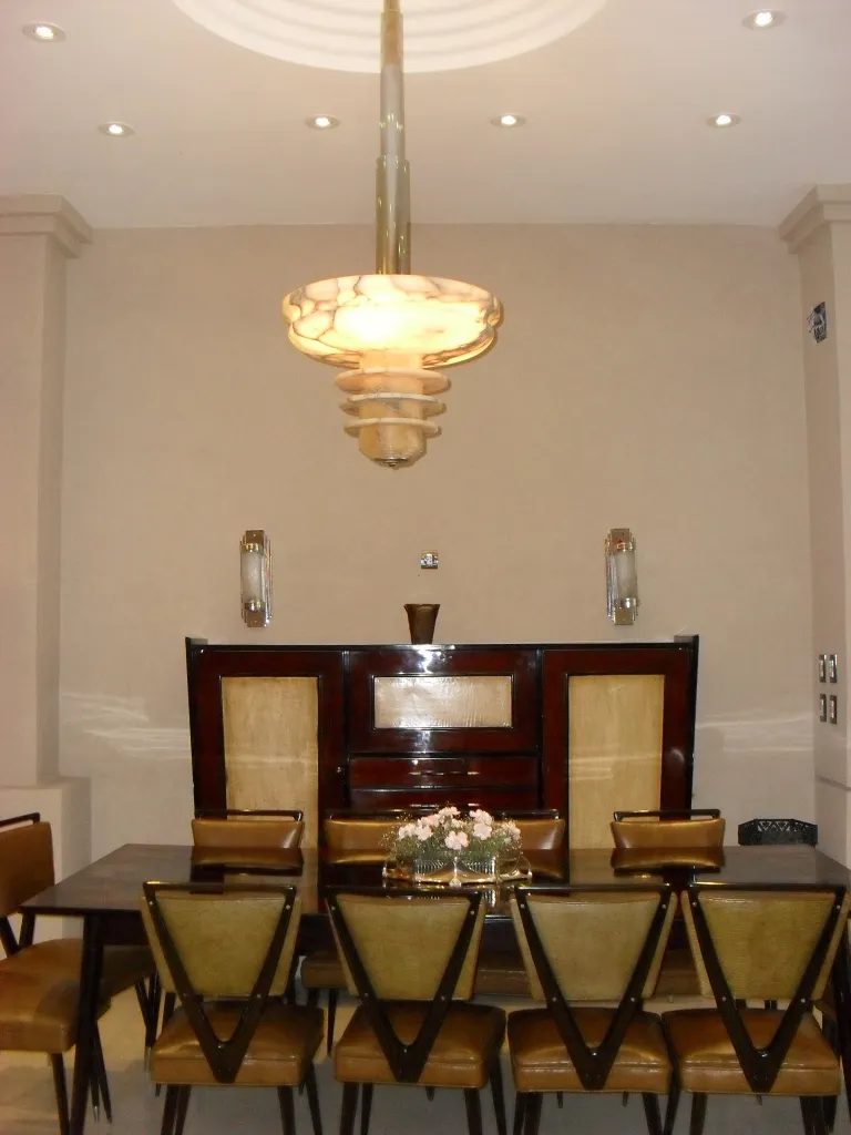 centro de mesa WMF sobre mesa de jantar com cadeiras, decorado com flores