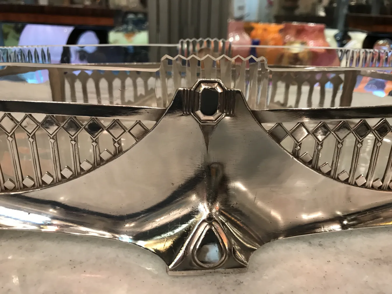 centrotavola antico WMF con design ornato e dettagli eleganti, in un ambiente