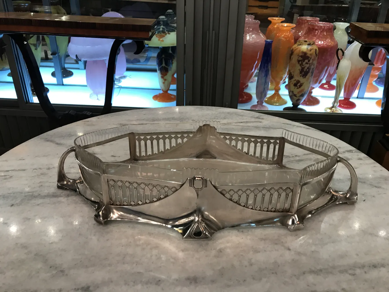 古いWMFセンターピース、上品なデザイン、周囲にアンティーク