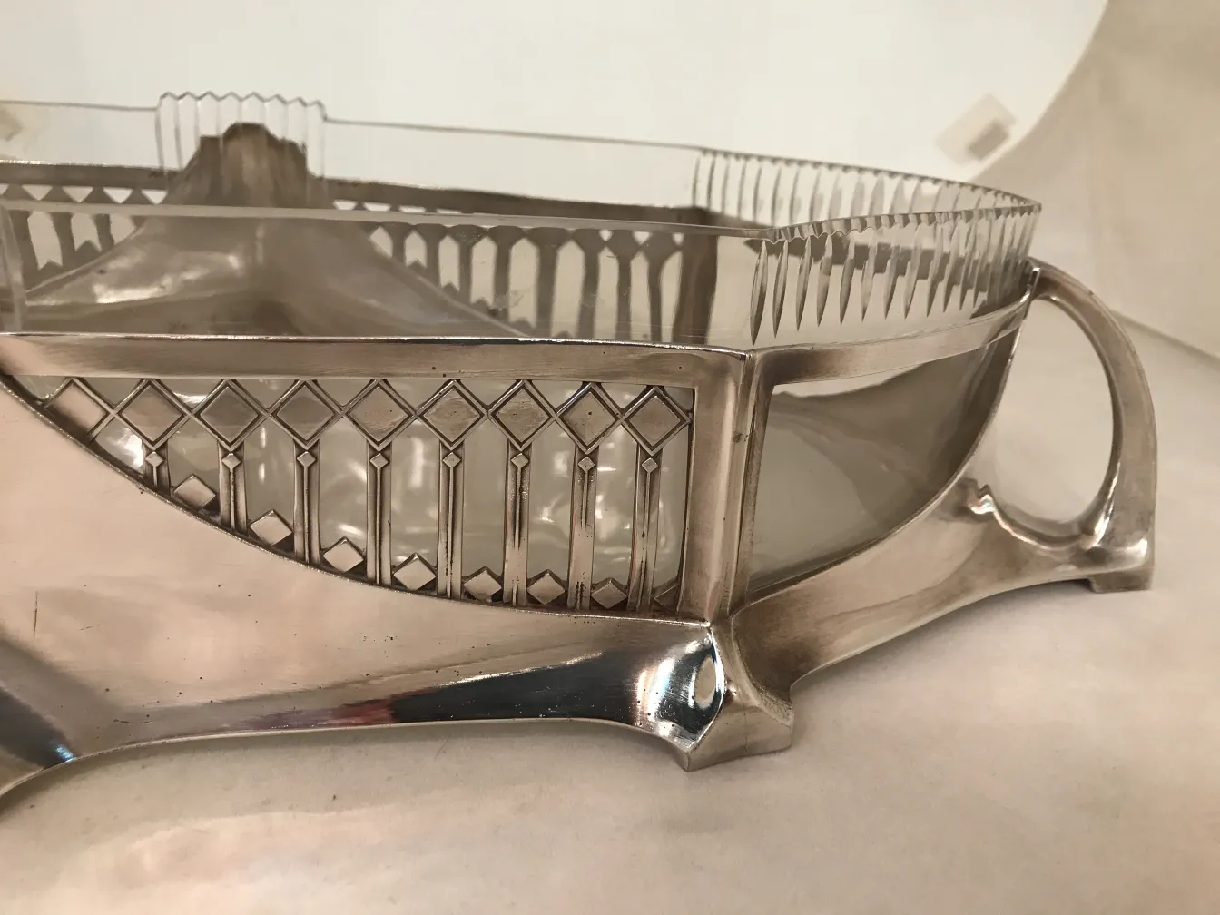 centre de table ancien WMF avec un design élégant et des détails uniques