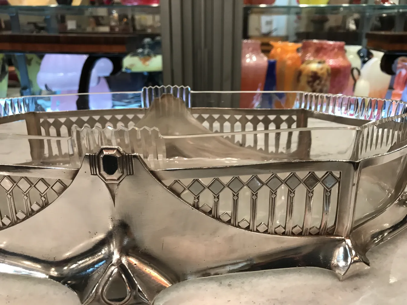 centre de table wmfa ancien avec détails décoratifs dans un cadre élégant