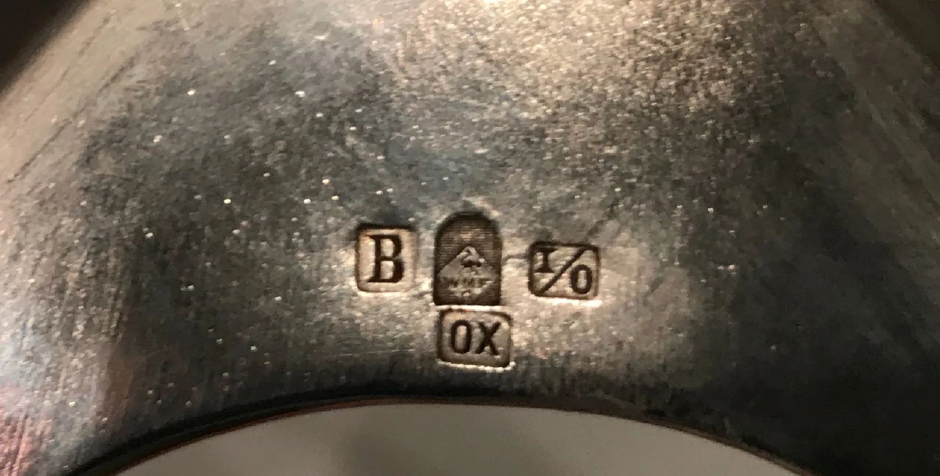 jardinera wmfd antigua en un ambiente elegante