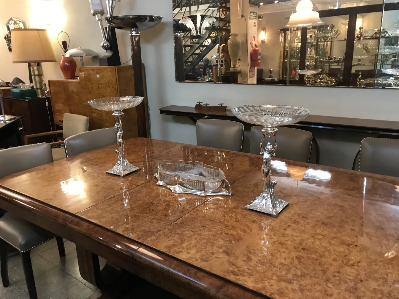 centro de mesa WMF antigo em mesa com decoração elegante