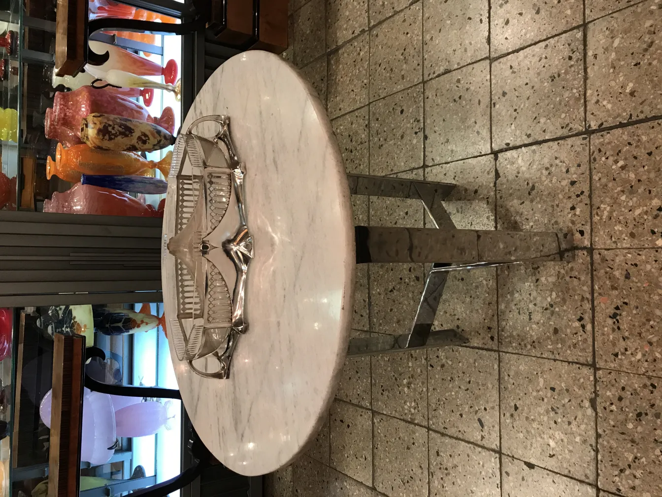 centrotavola wmff su tavolo rotondo, decorativo con stile elegante, in un contesto antiquariato.