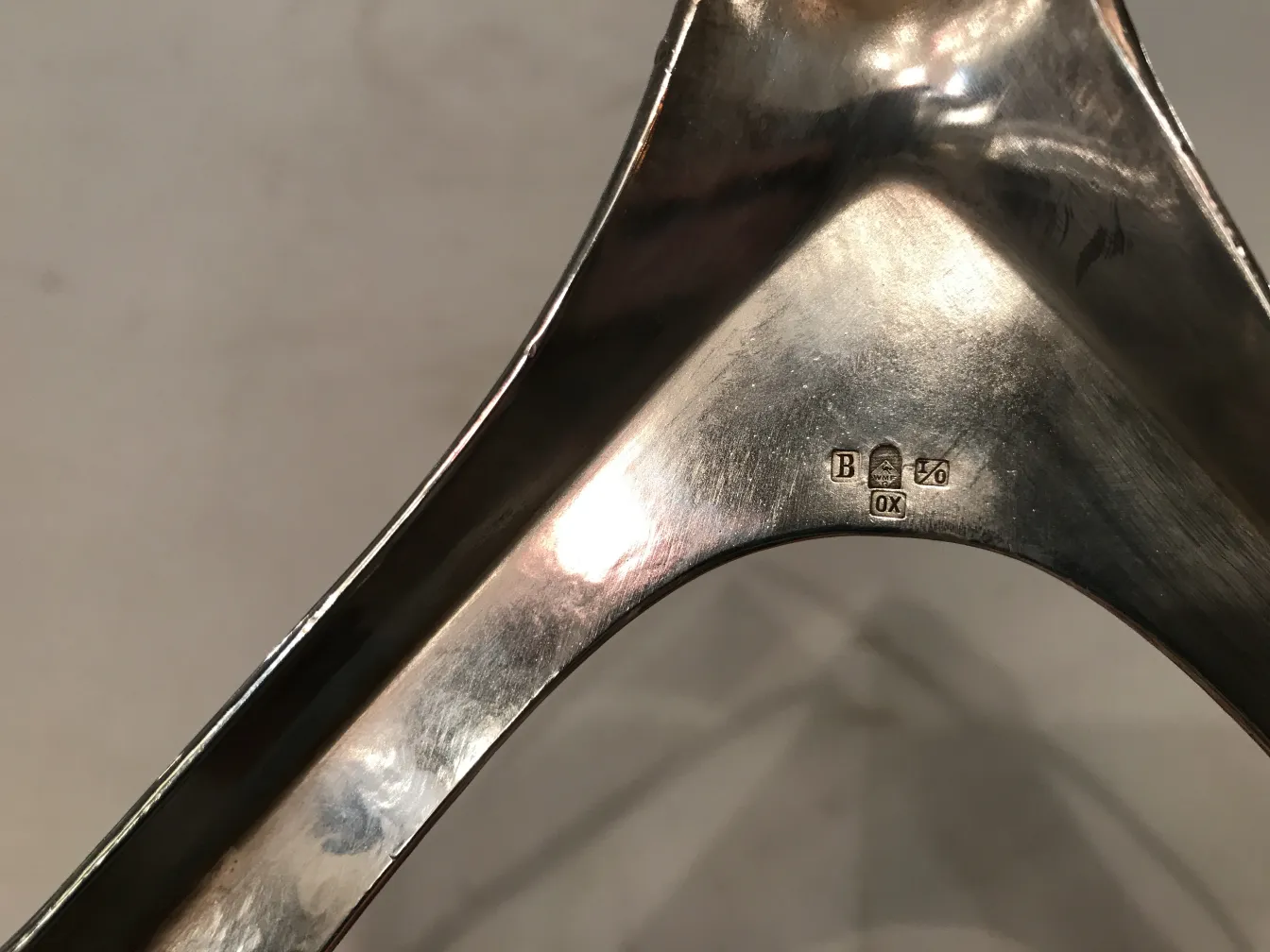 wmfsセンターピースの詳細なビュー、古代の光沢のあるテーブルの飾り。