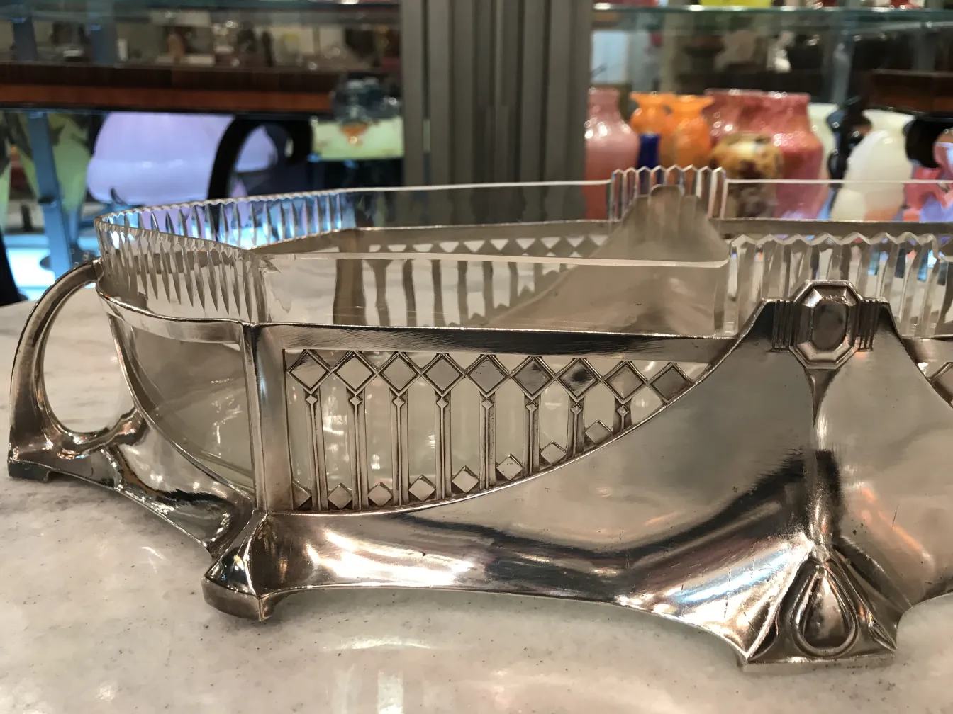 centrotavola antico WMF con design unico ed elegante in esposizione