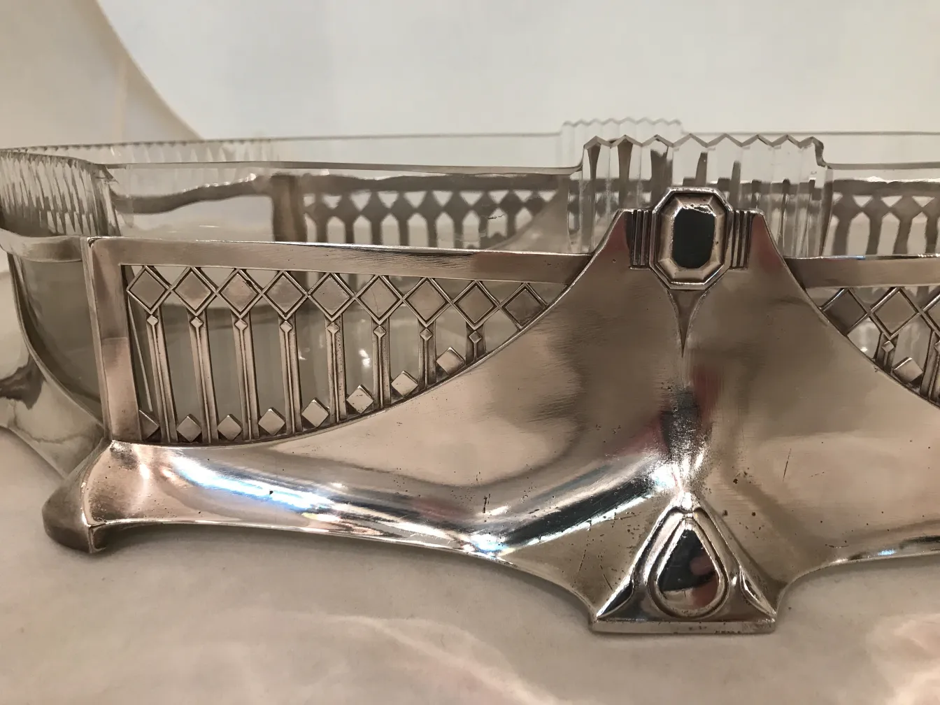 centre de table ancien WMF avec design élaboré, parfait pour la décoration.