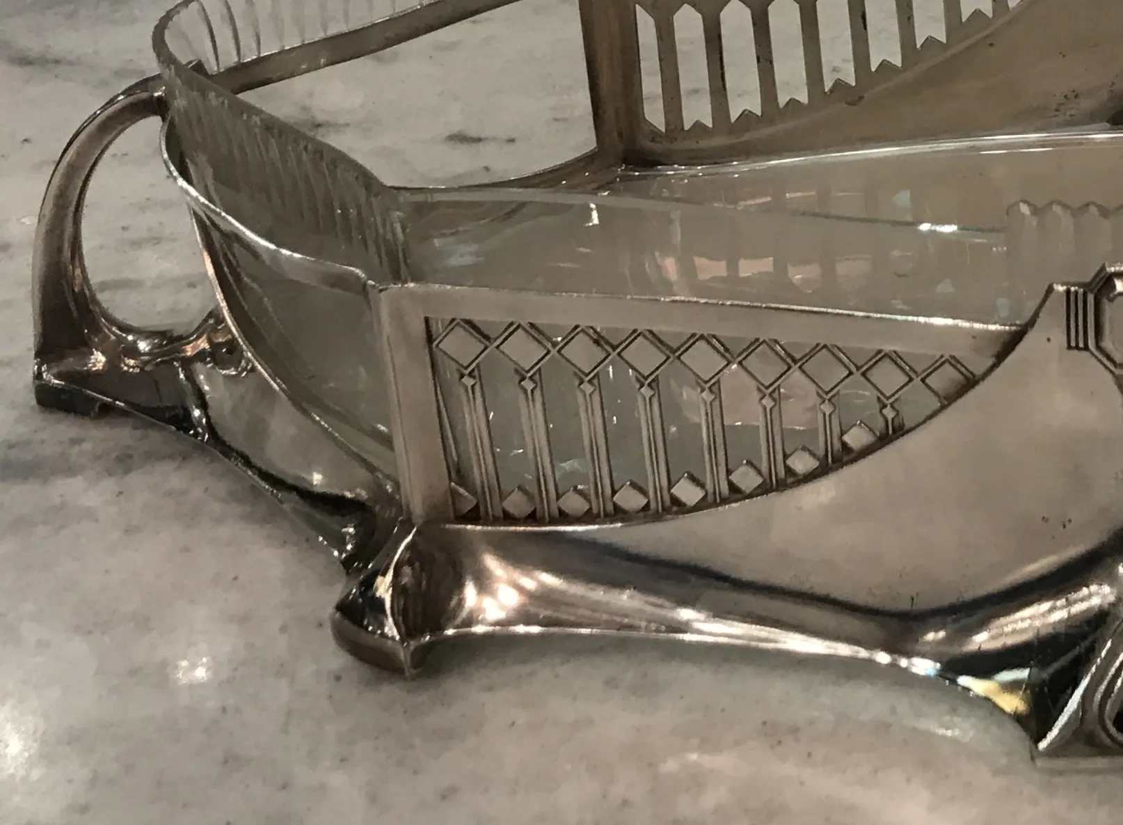 centre de table wmfd avec design élégant sur surface en marbre