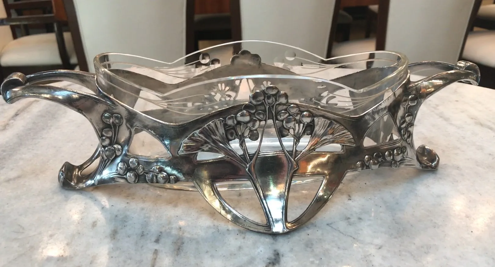 قطع مركزية قديمة للطاولة WMF بتصميم زهور، خلفية محايدة