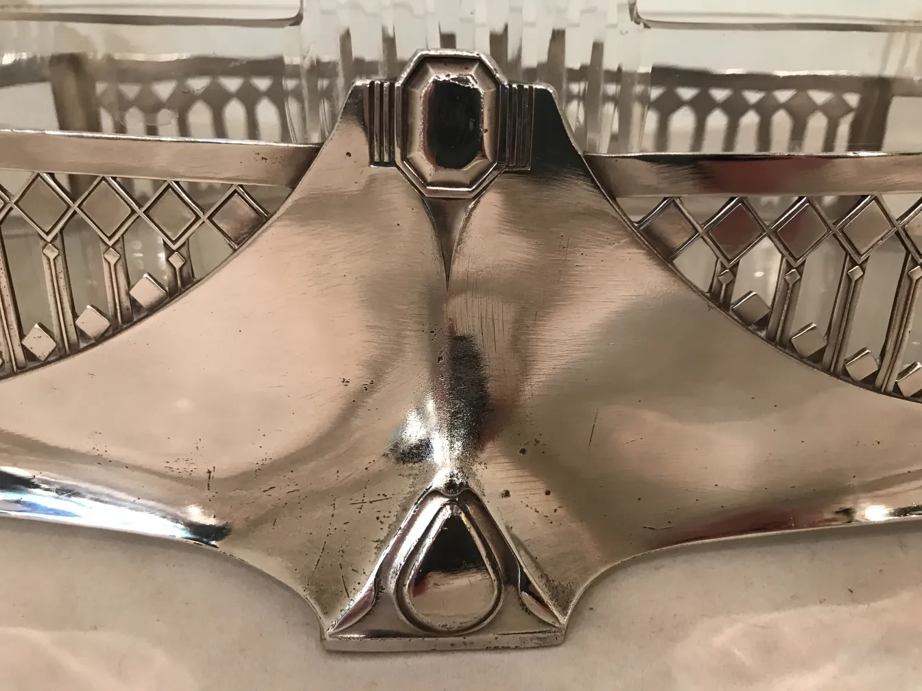 wmF की सजावट के साथ प्राचीन टेबल की सजावट एक चमकदार शैली में