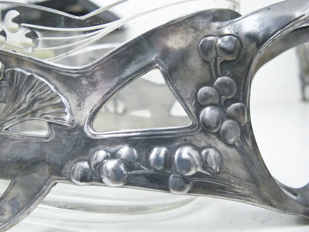 古董wmfh中心装饰品，优雅的花卉设计，背景明亮