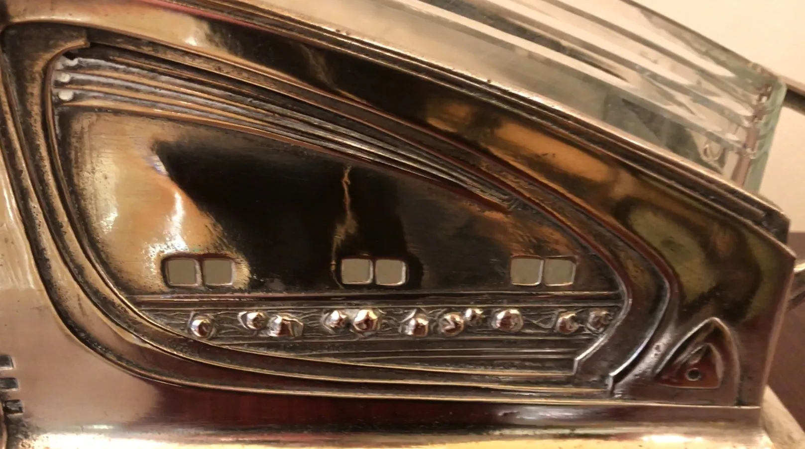 элегантный антикварный центр стола WMF в классической обстановке